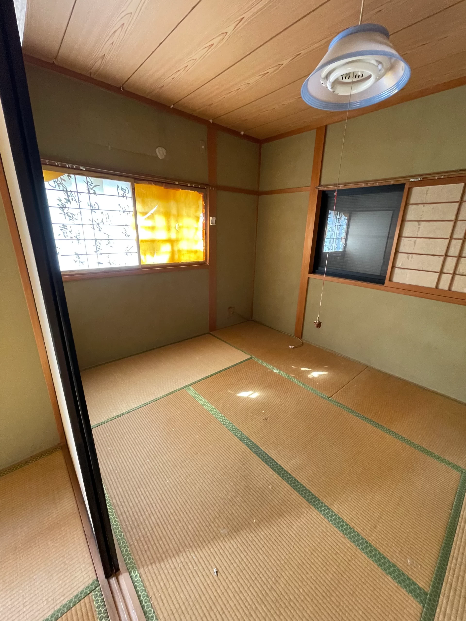 ささくれや色あせが気になる古い畳