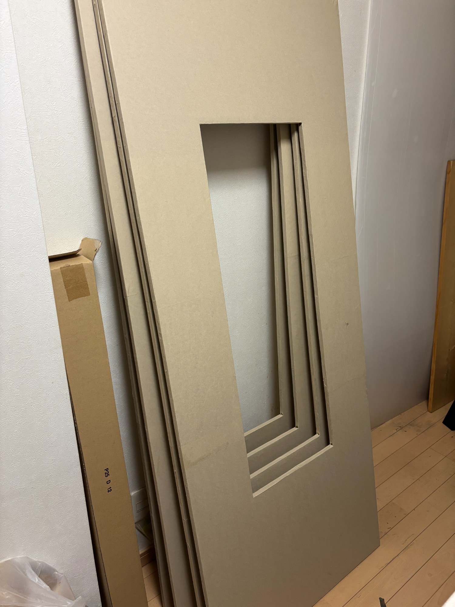 東大阪市若江南町・新品建具搬入・施工途中