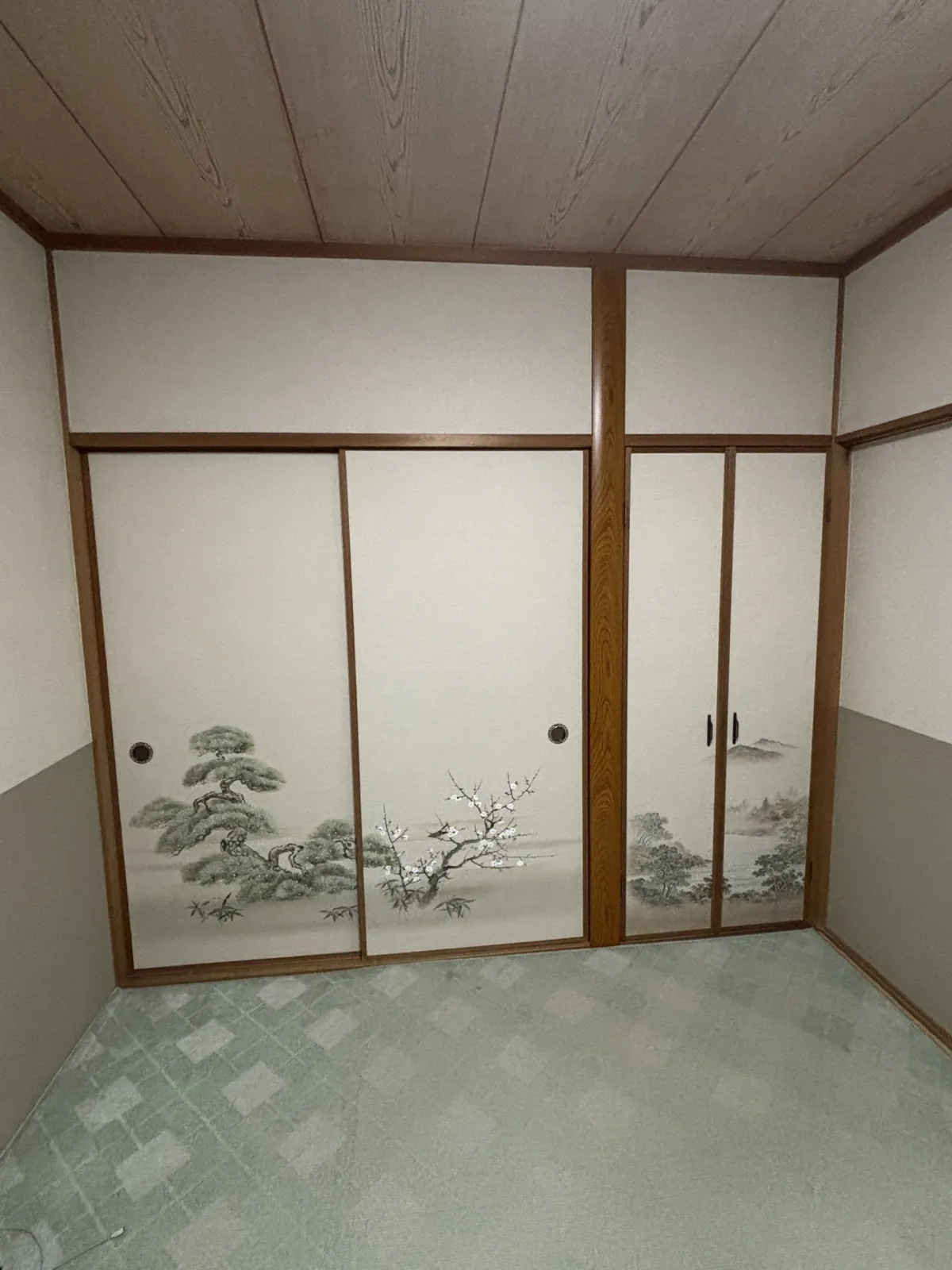 東大阪市森河内の襖張替え施工事例（施工後・松と梅の絵柄襖と山水画の押入れ襖）