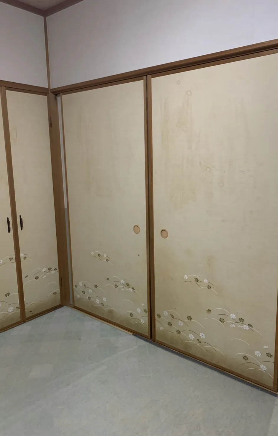 東大阪市森河内の襖張替え施工事例（施工前・シミや黄ばみが目立つ草花柄の襖）