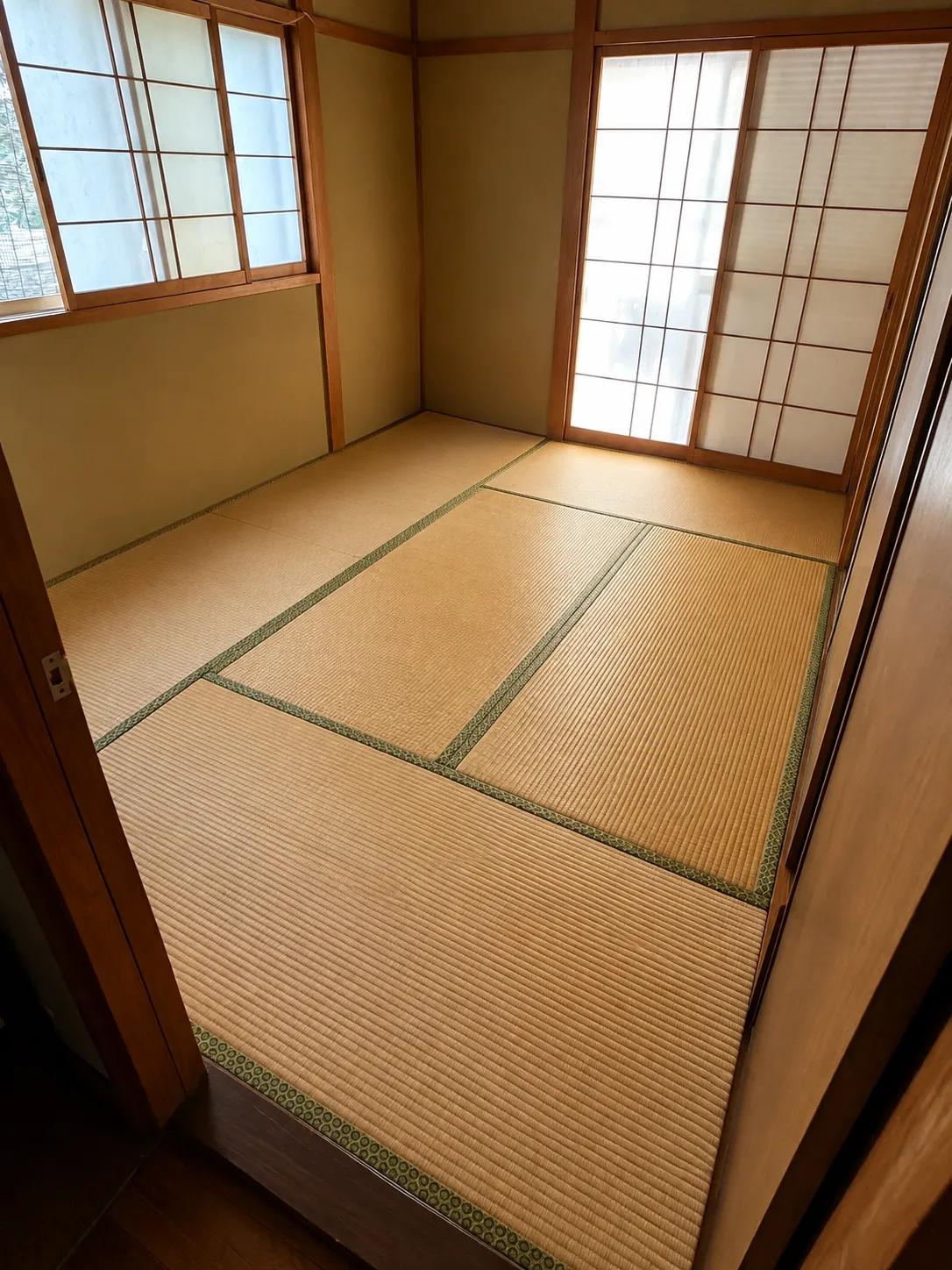 畳・襖・障子の張替え施工事例（施工前・日焼けして色あせた畳の和室）
